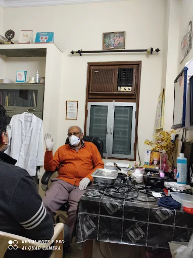 Dr. Vijay Saxena